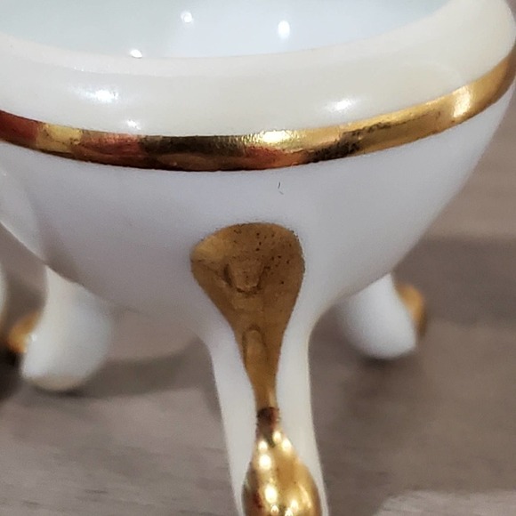 Signed Vintage Limoges France Courting Couple Porcelain 3 Legs Trinket Box - Picture 4 of 6